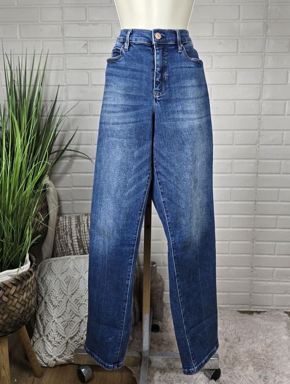 Nicole Miller Mid Rise Straight jeans Size 10
